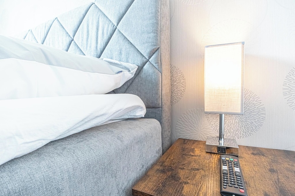 9 Min Metro City Center 1BR 1LR Apt