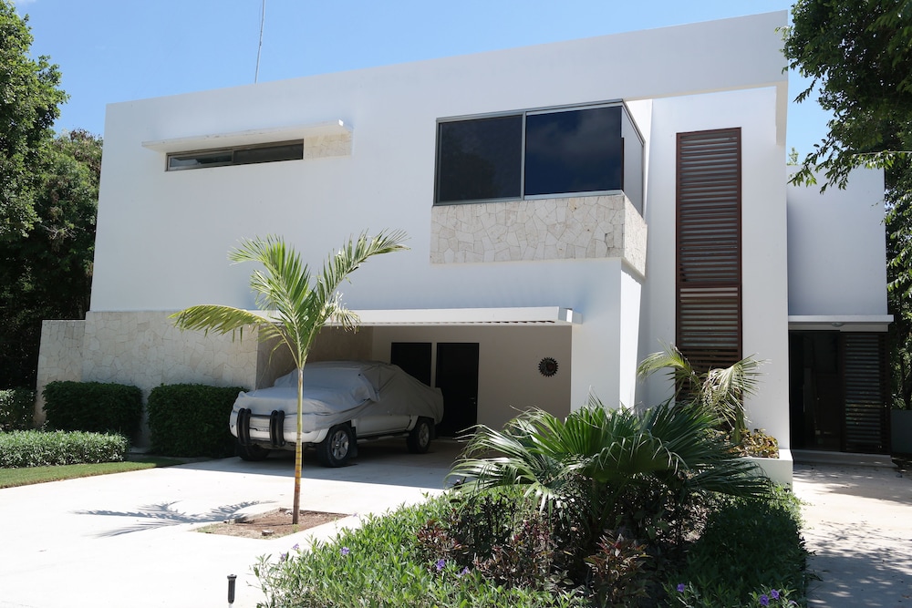 Bahia Principe Vacation Rentals - Three-Bedroom House