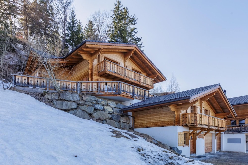 Chalet Coucou - Luxury 10 pax Chalet With Incredible Views Garage