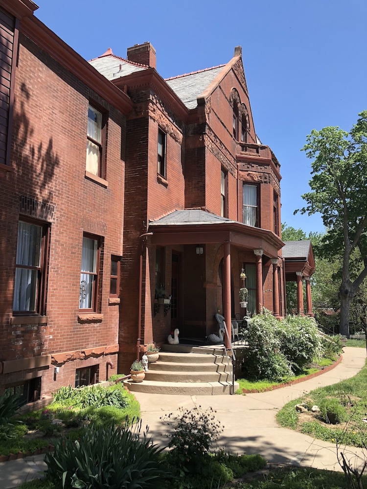 Vineyard Mansion & Carriage House Bed & Breakfast