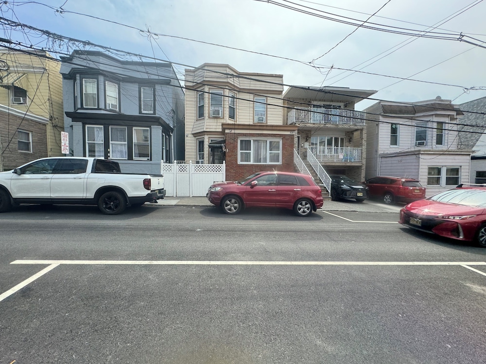 Charming 2 Bedrooms apt One Step to NYC