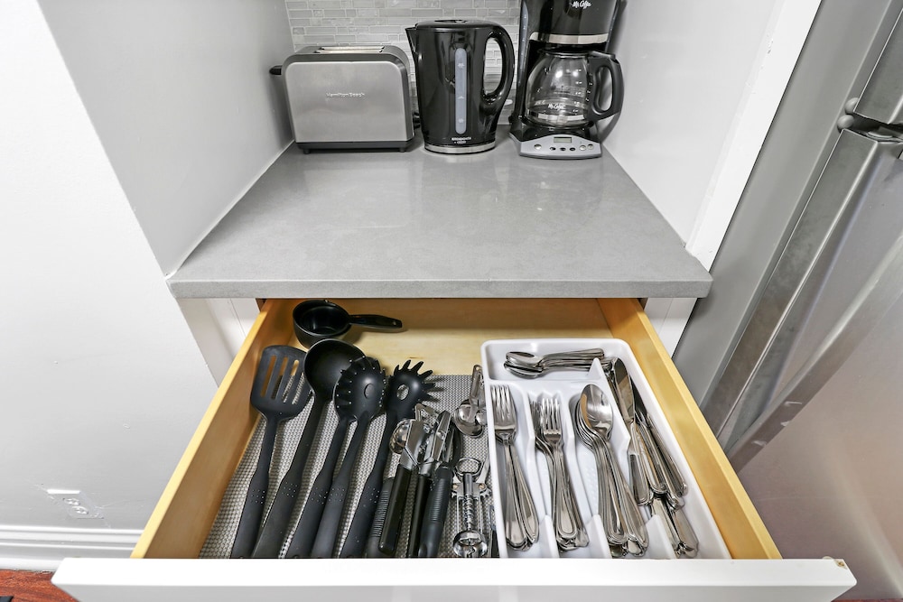 2BR City Apt Fast Wi-Fi Roscoe LakeView - Image 2