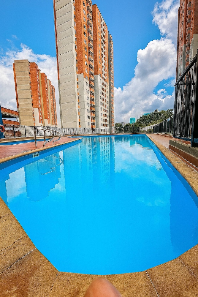 Stylish 1BR Getaway, Jacuzzi, Fireplace, Gym and AC