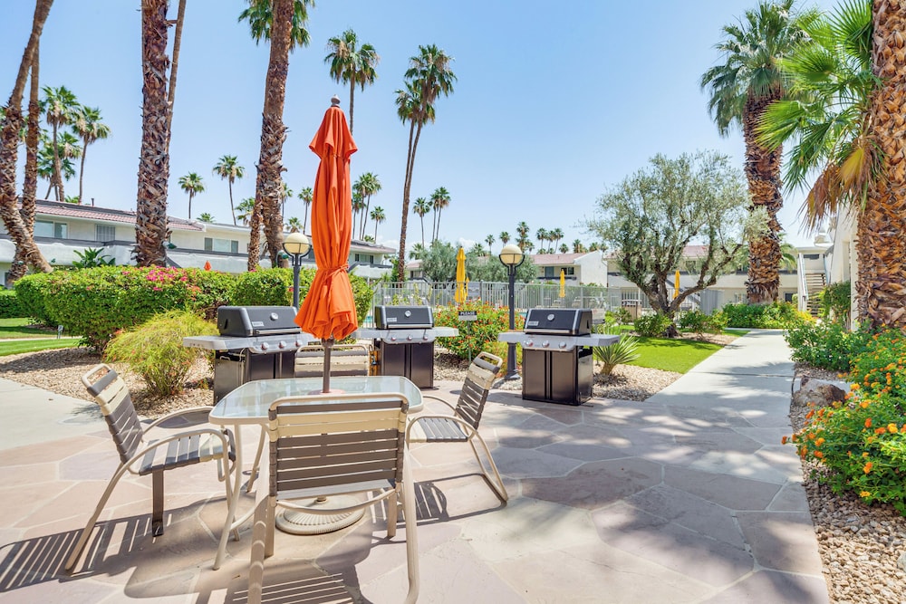 2 Mi to Downtown: Gated Condo in Palm Springs
