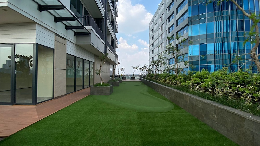 Warm Contemporary 2Br Apartment At Samara Suites