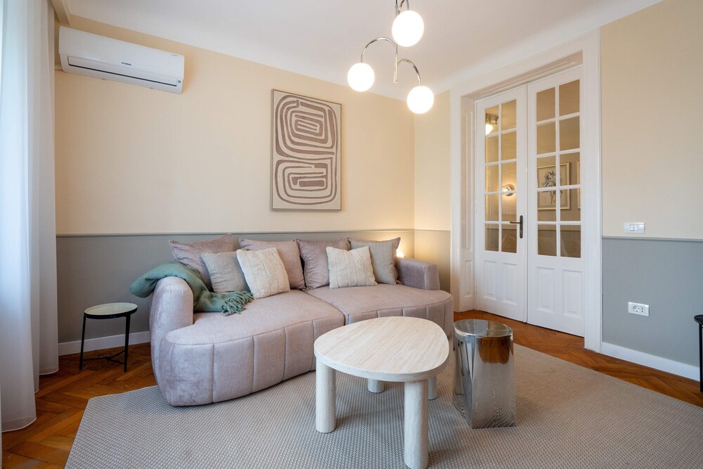 Romanian Athenaeum Flat - Refined 3BR Steps from Calea Victoriei