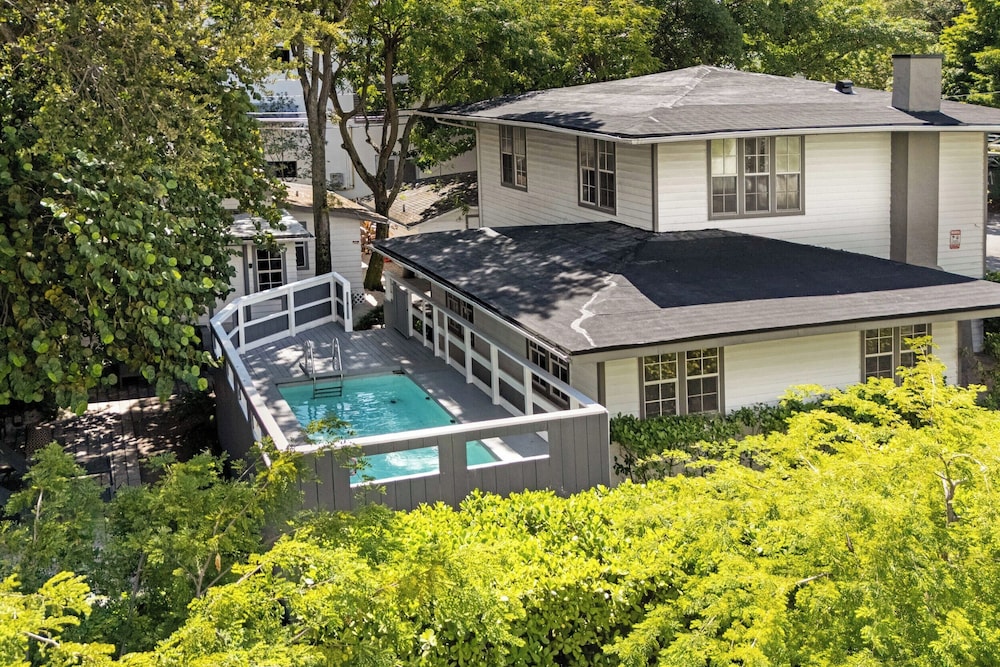 7BD Downtown Oasis Pool