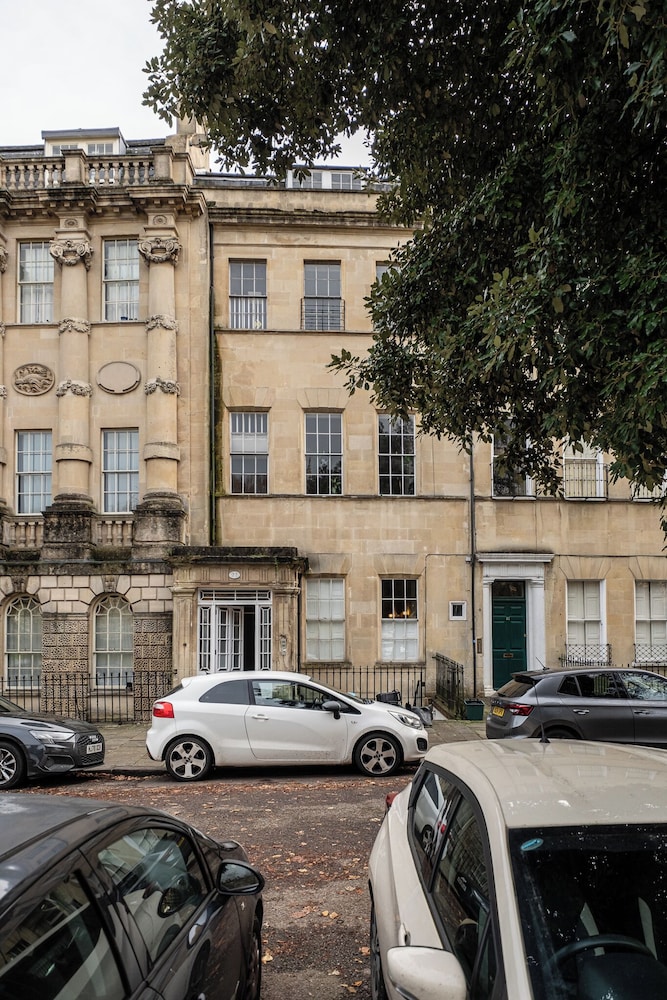 Garden Flat Apartment in Grosvenor Place