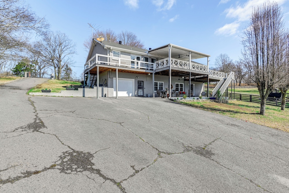 Rustic Cowboy Ranch Retreat: Stay Near Nashville