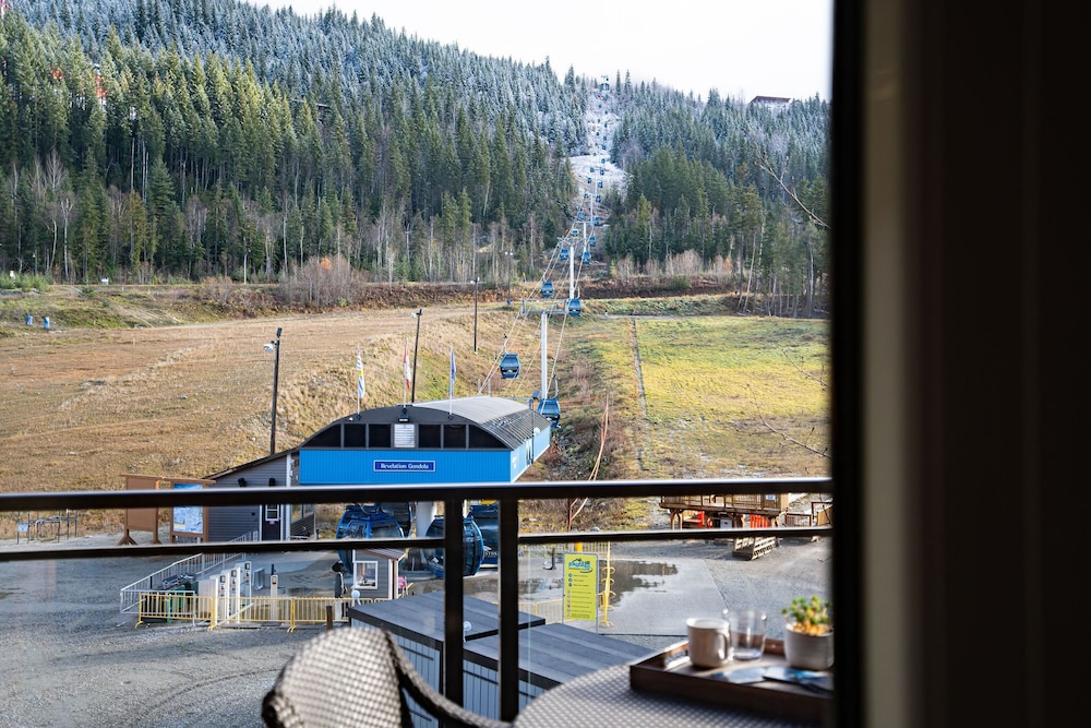 Downhill Dreams by Revelstoke Vacations - Image 3