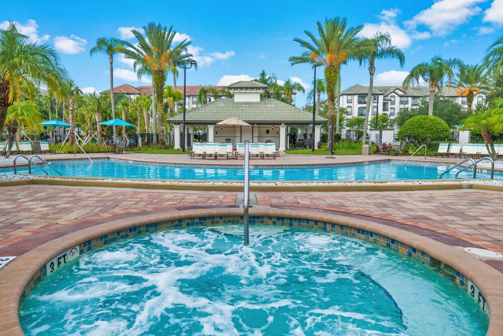 Premium Lake View Condo, Vista Cay - 1005