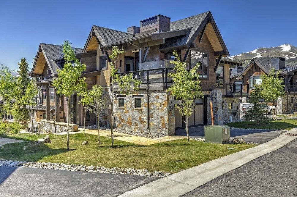 Falcon Haus 4 Bedroom Townhouse by RedAwning