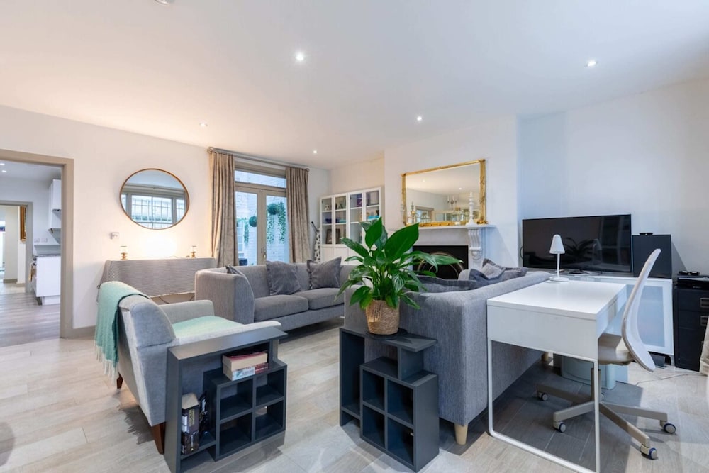 Elegant 2BD Flat 5 Mins to Kensington Gardens!