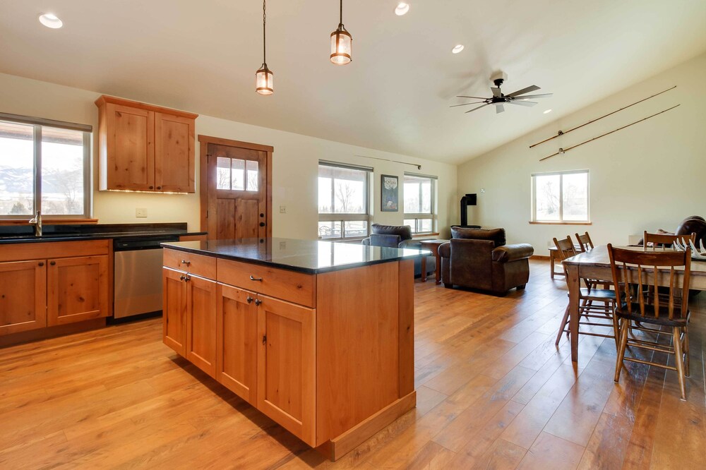 Beautiful Jefferson River Cabin w/ Mountain Views! - Property Image 11