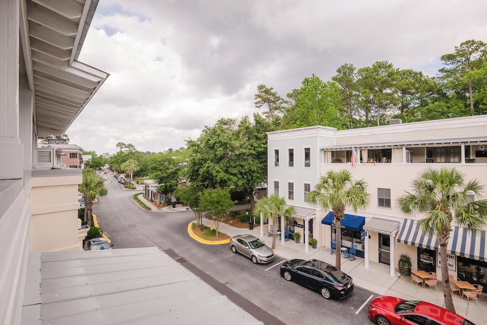 Lowcountry Landing! 3-story Townhouse in Old Town's Promenade