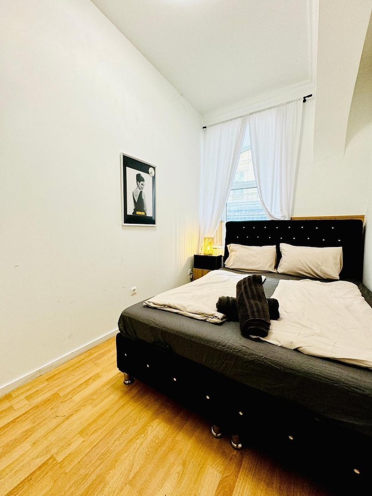 Urban 10BR Retreat Near Rathausplatz