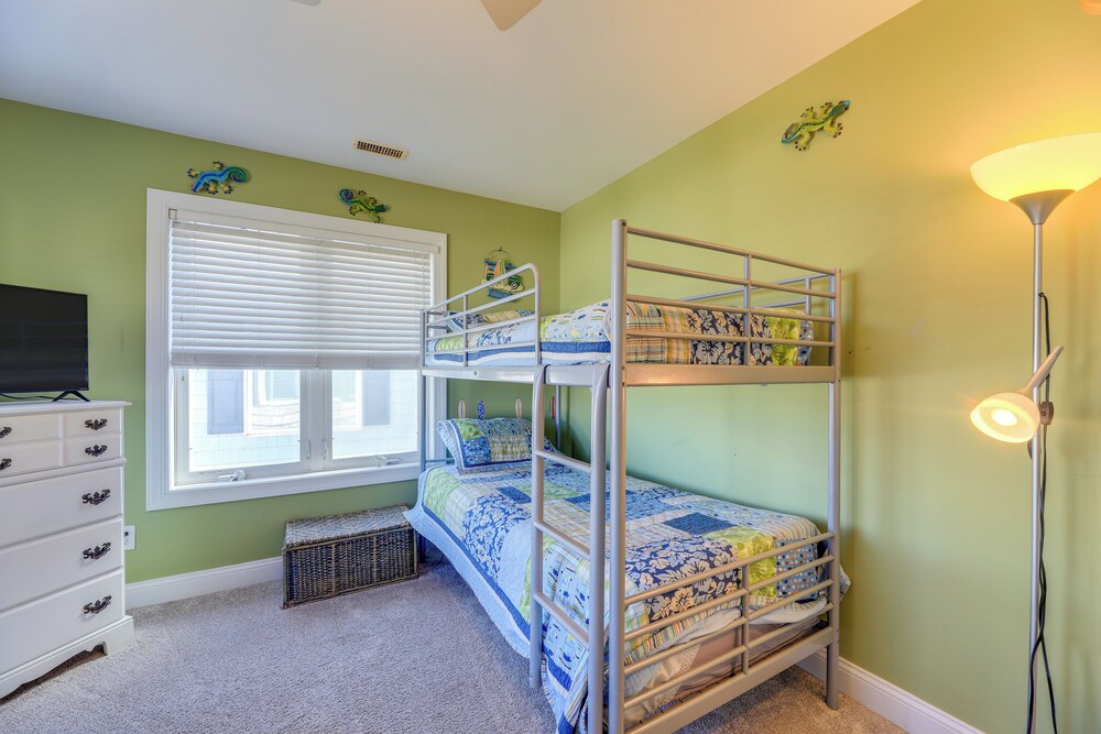 2 Blocks to Shore: Atlantic Beach Home w/ Views!