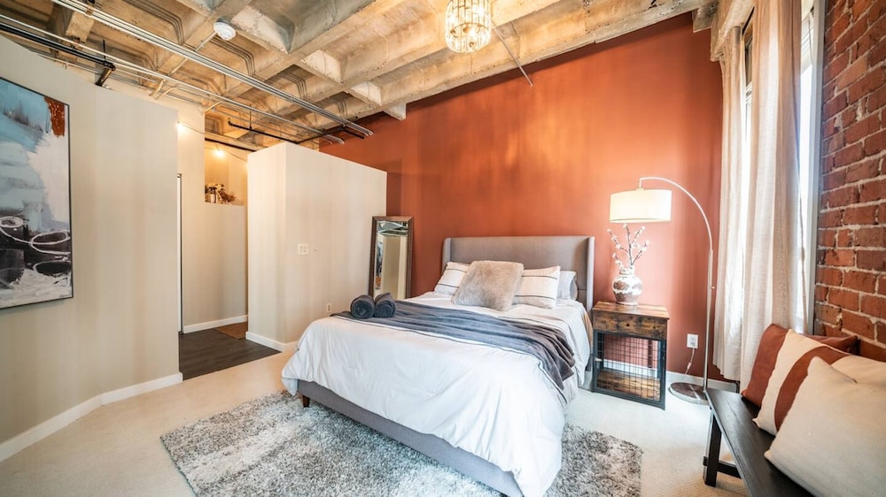 Luxury Downtown Phoenix Loft - Pool Gym Laundry
