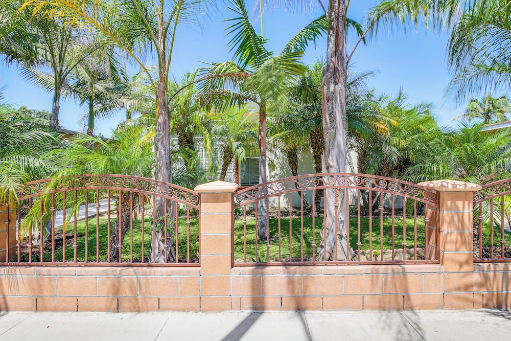 5 Mi to Coast: Centrally Located Long Beach Home!