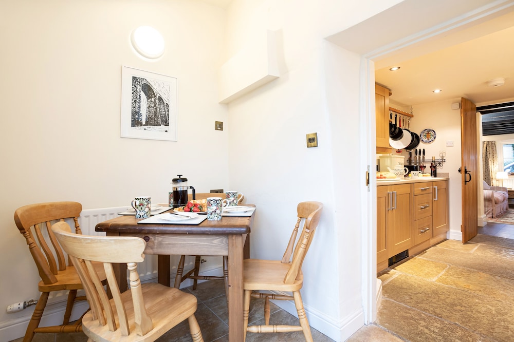 Ingleton 2-bed Cottage, Sleeps 4, Pet Ok & Parking view 5