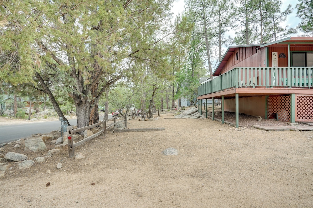 2 Mi to Arizona Christmas City! Cabin w/ Fireplace
