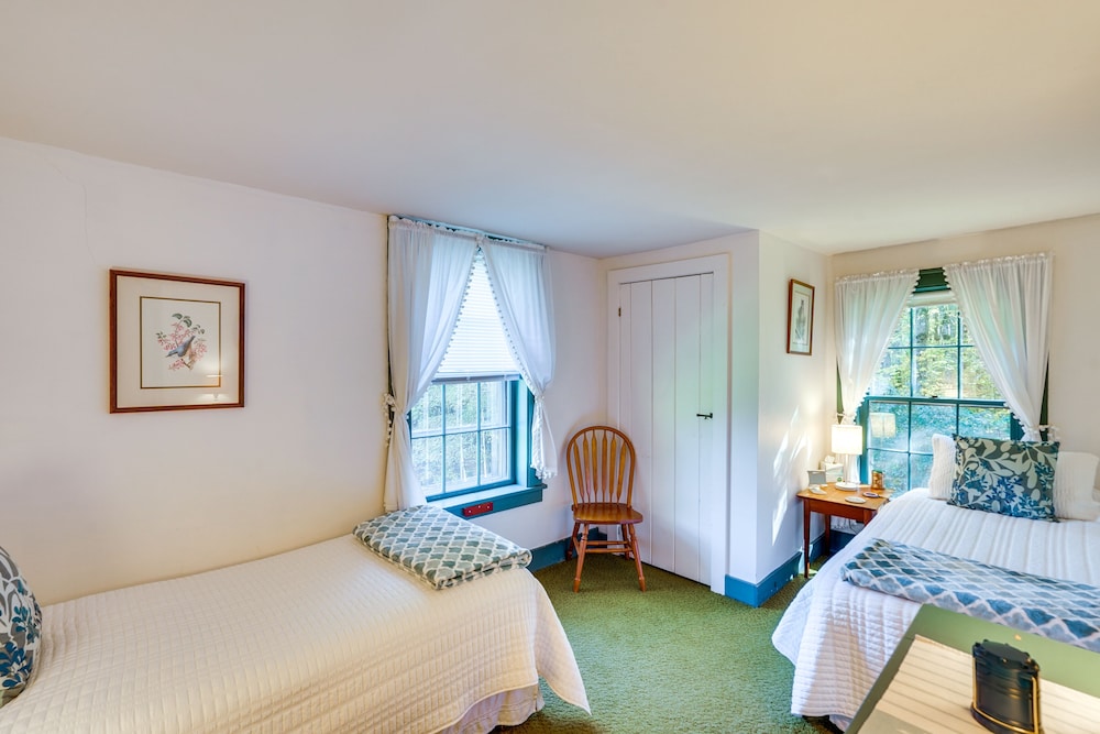 Tranquil 3 BR Stockbridge House w/ Private Deck!