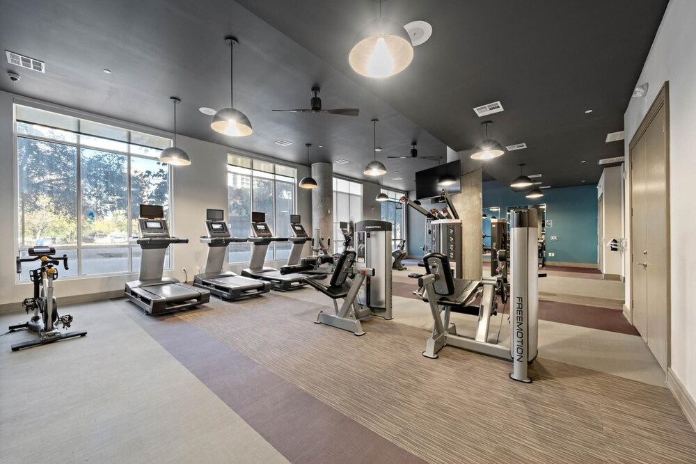 Bright and Airy Condo With Fast Wifi Gym Pool Parking Included