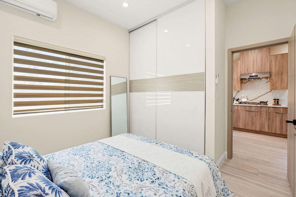 Modern Private Home w Full Kitchen Parking