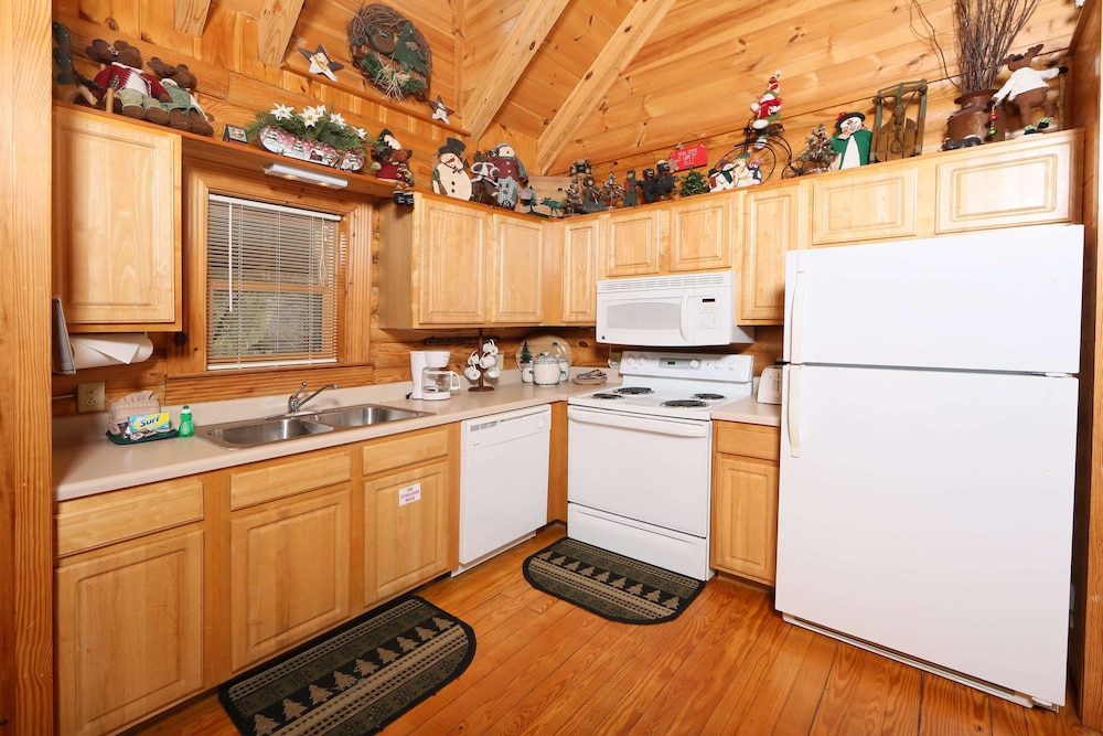 Smoky Cascades - One Bedroom Cabin view 5