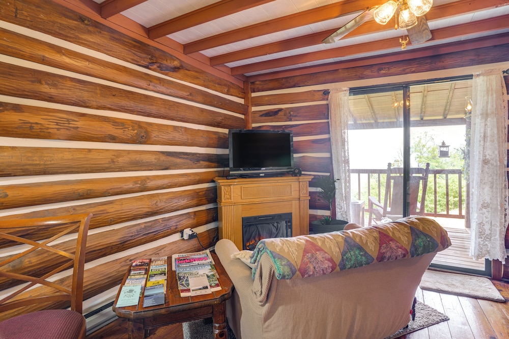 Cozy Luray Cabin w/ Views: Near Hiking Trails!