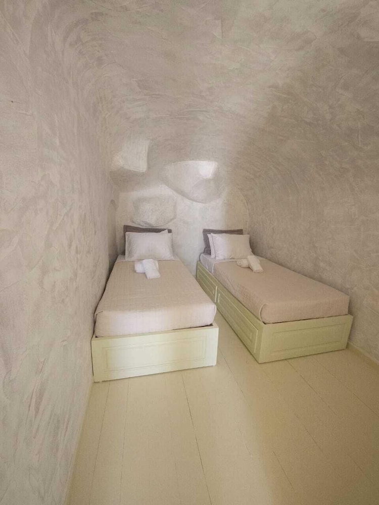 Phaos Oia Suites