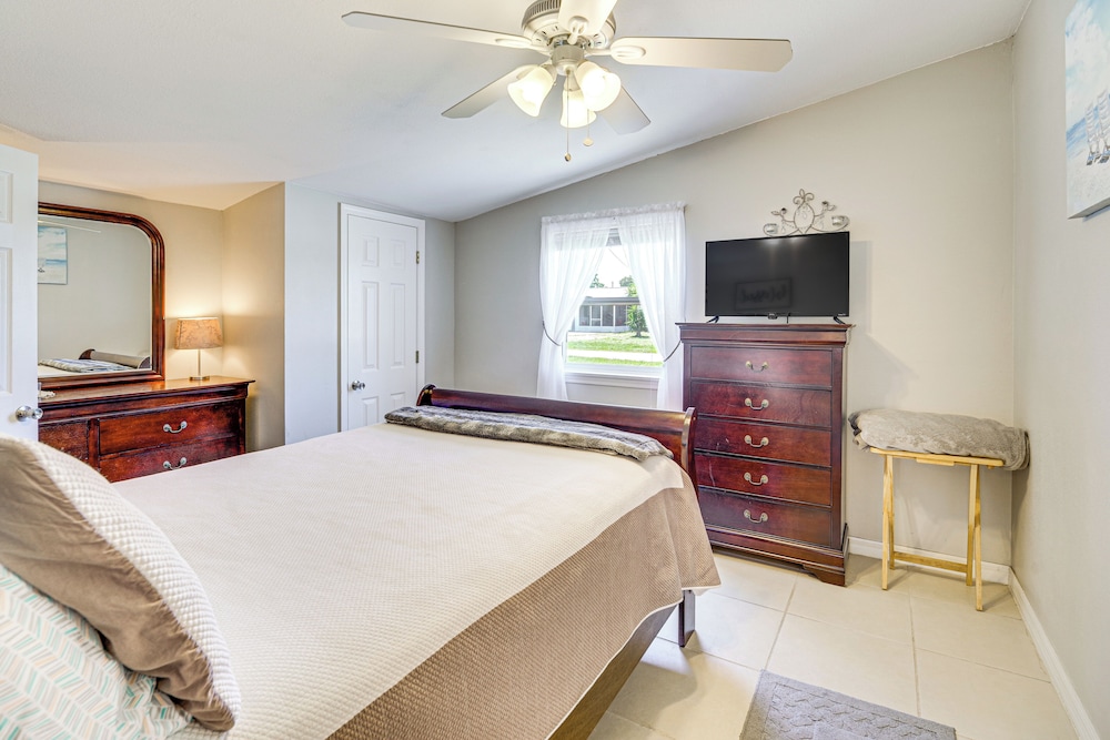 1 Mi to Lake Jackson: Home w/ Screened Patio!