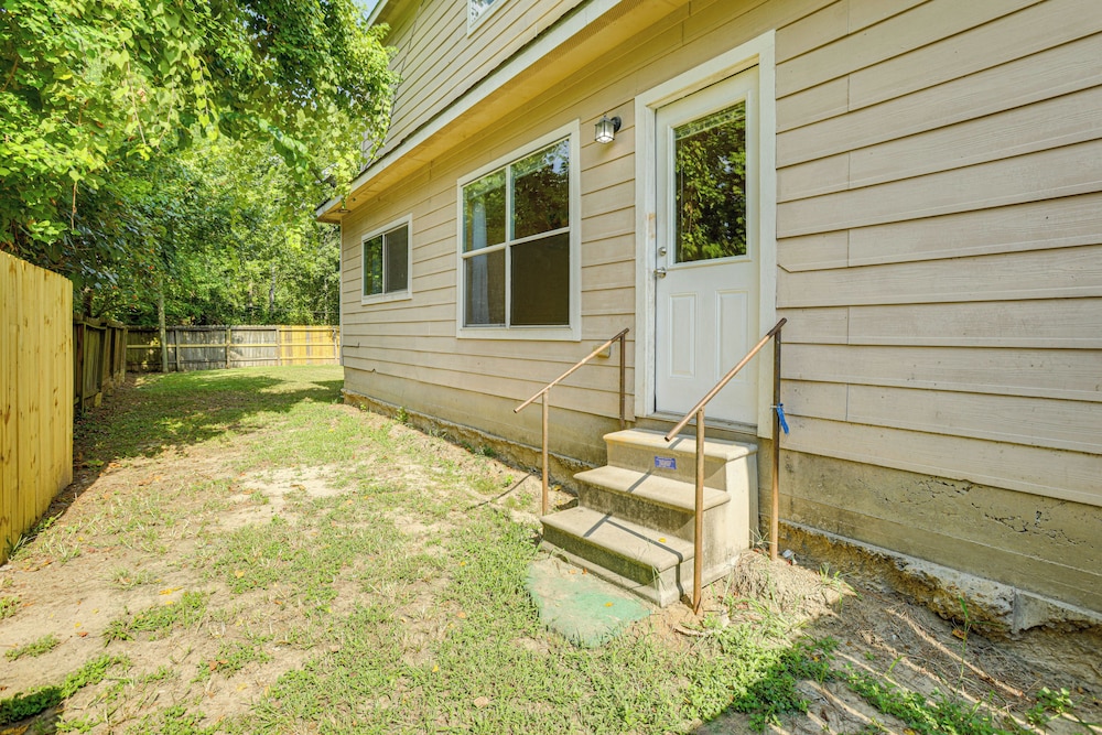 11 Mi to Dtwn Houston: Pet-friendly Home w/ Yard!