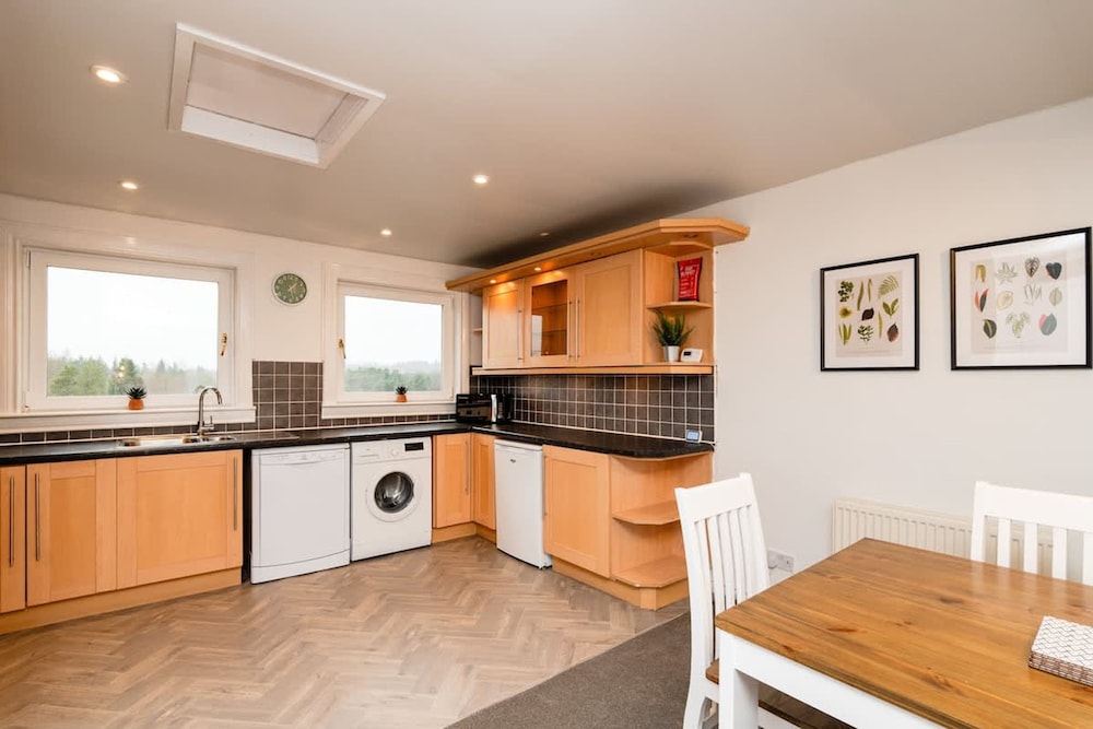 3 Bed House-free Parking-6beds