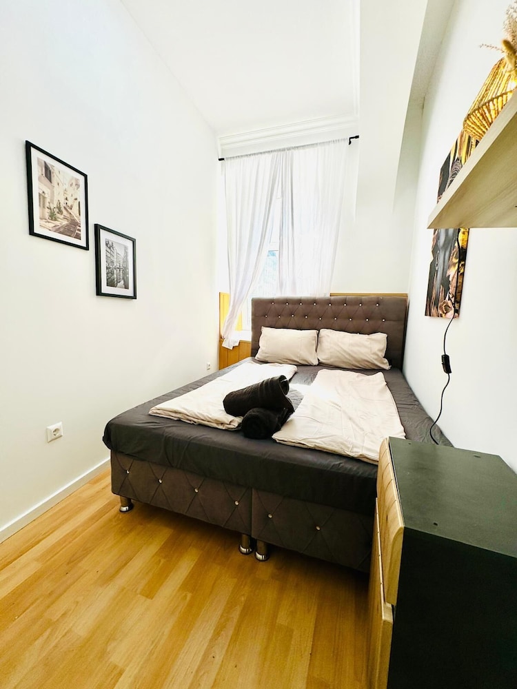10BR Apt for Groups 8Min to Rathausplatz