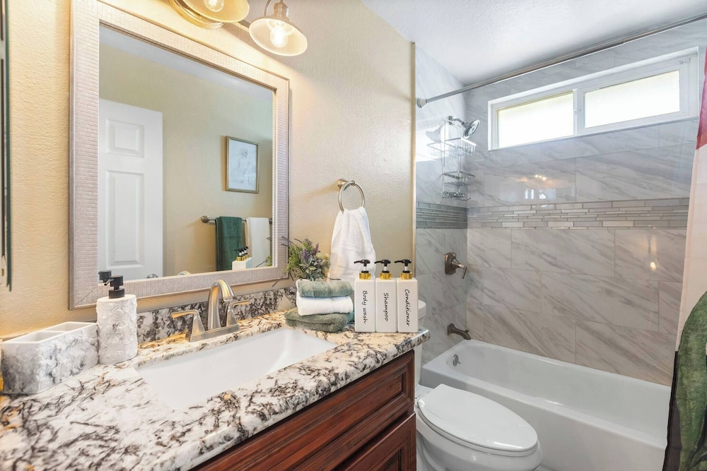 6 Beds 3 Baths Pool BBQ Near the Strip