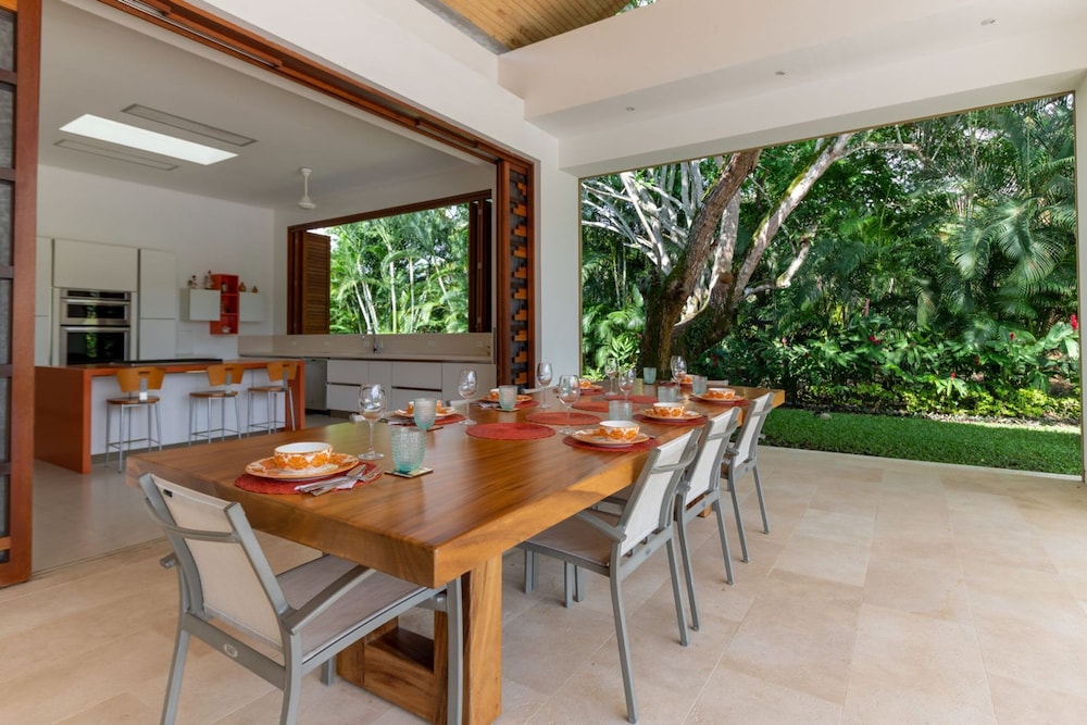 w Glowing 4BR Villa w Pool at Mesa de Yeguas