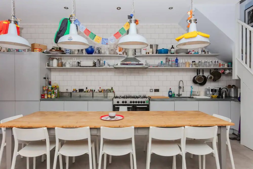 Contemporary 2 Bedroom House in Vibrant Shepherds Bush