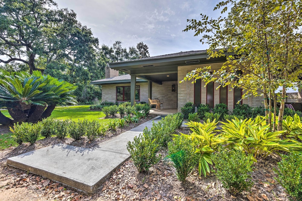 Mid-century Dream Home < Half-mile to Beach! view 5