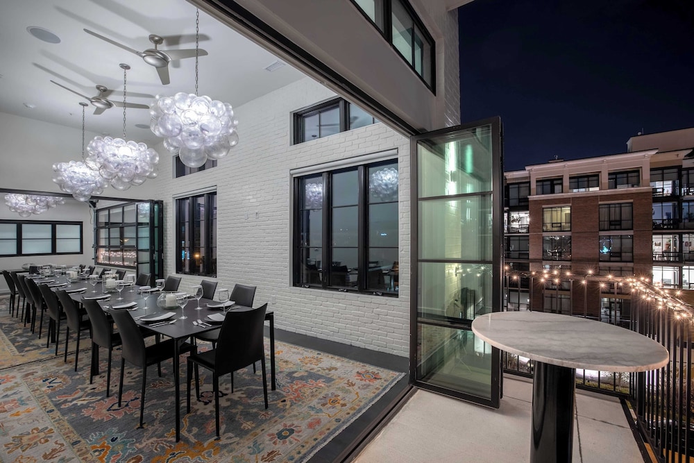 121 Hotel Floor 1 & 2 by Avantstay Sleeps 34, 10 Units in Nashville