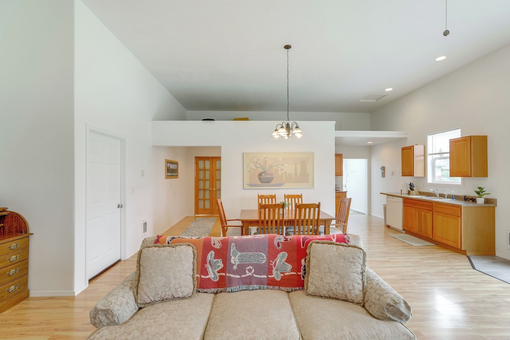 23 Mi to Glacier Natl Park: Mtn-view Gem w/ Patio