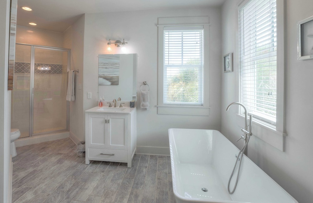 Dunn Inn 2 by Avantstay Walk to Beach, Pool Access, Sleeps 17!
