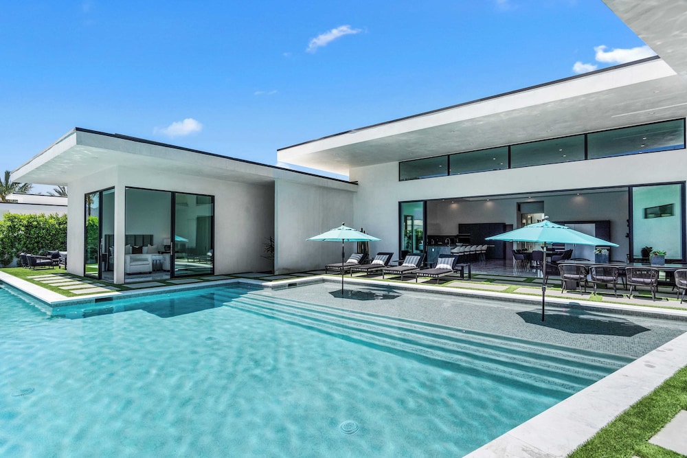 Sleeps 20 Pool & Pickleball Villa Near Golf, Dining & Fun Bravo Villa #2 by Avantstay