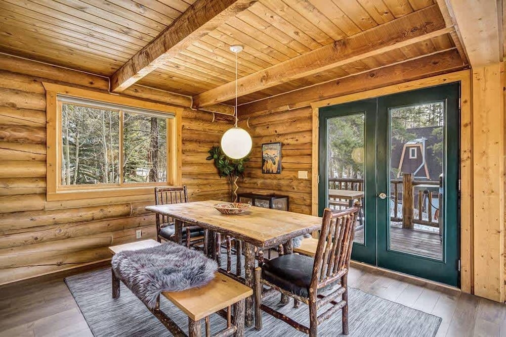 Private Luxurious Cabin w spa Near Breckenridge