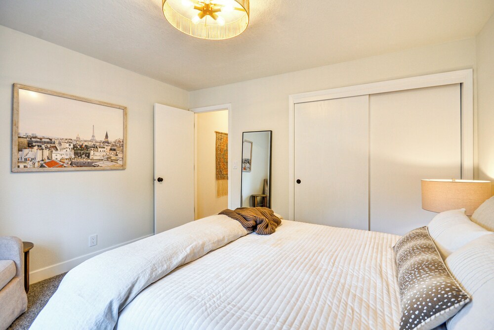 Near Shops & Cafes: Beaverton Haven w/ Luxe Decor!