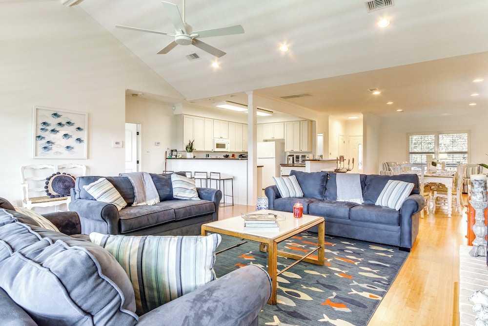 Pool, Fire Pit & Tennis Court: Gem in Bay St Louis