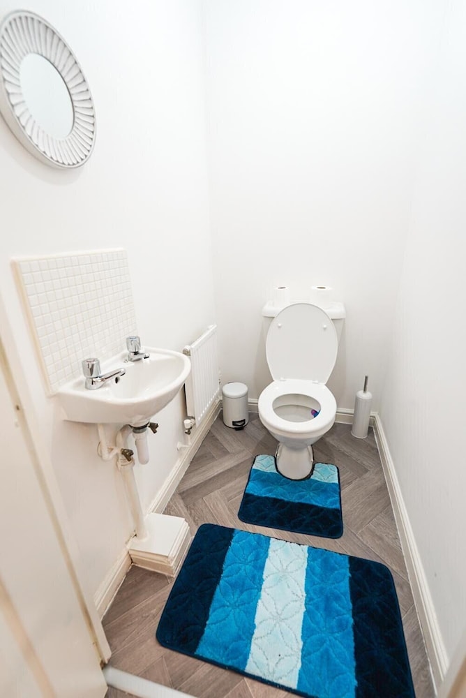 4 Bed House - Sleeps 8 - Garden - Parking - Wifi