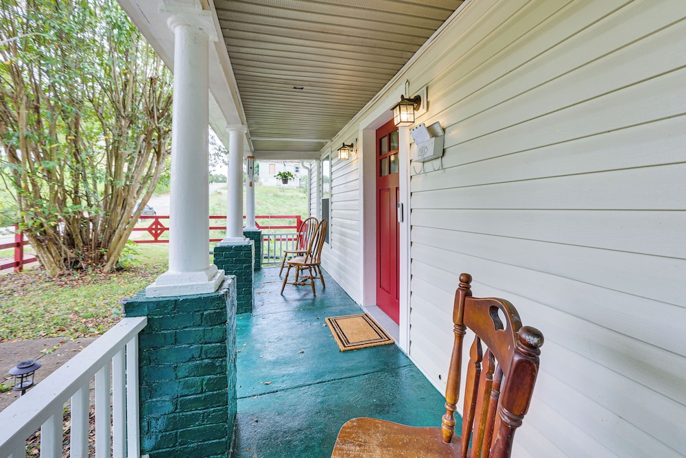 Farmhouse on 1 Acre Near Historic Dtwn Danville