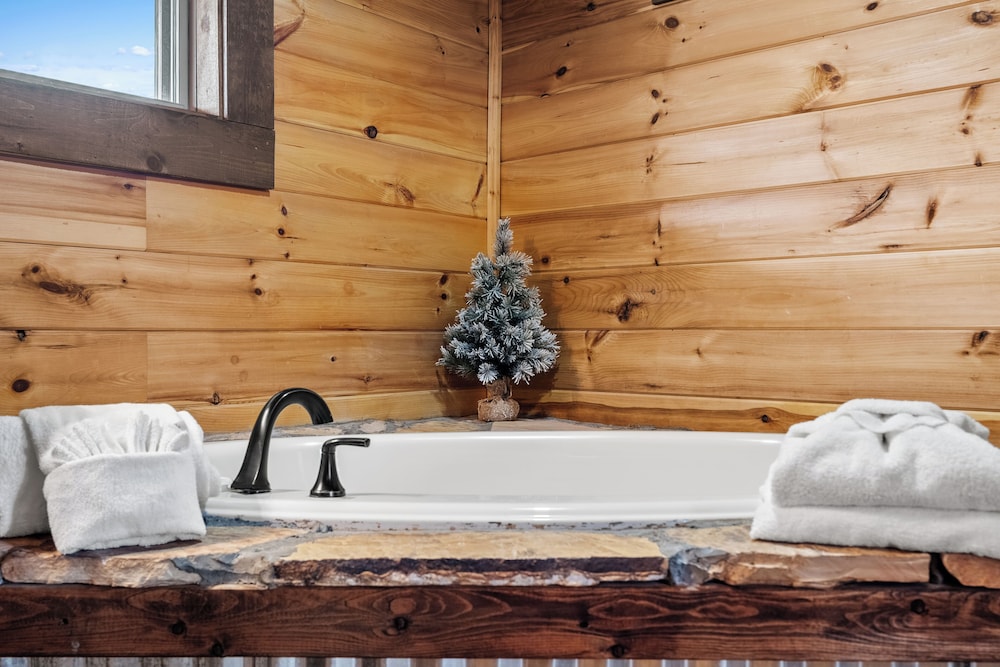 Amazing View Cabin w Gameroom Hot Tub Fire Pit