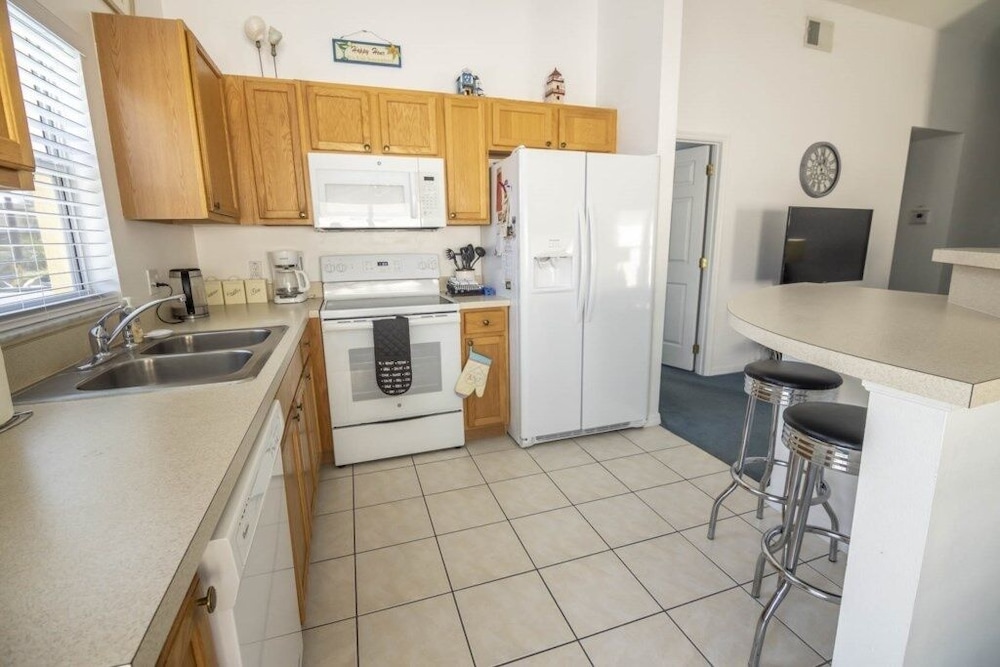 Golf Community Private Pool! 3 Bedroom Home by RedAwning view 5